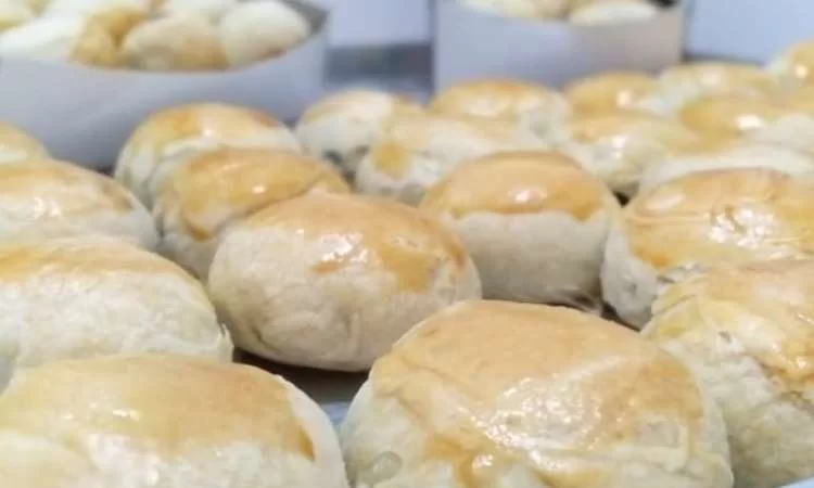 Bakpia Patok via Tokopedia, 1. Enting-enting Gepuk, 2. Getuk Kethek, 3. Kerupuk Godril, 4. Keripik Paru, 5. Ampyang, 6. Singkong Keju, 7. Bakpia Patok, 8. Roti Wonder, 9. Ronde Sekoteng Jago, 10. Kopi Babah Kacamata, 11. Kopi Biji Salak, 12. Batik Bambu, 13. Bakmi Jowo, 14. Roti Tegal