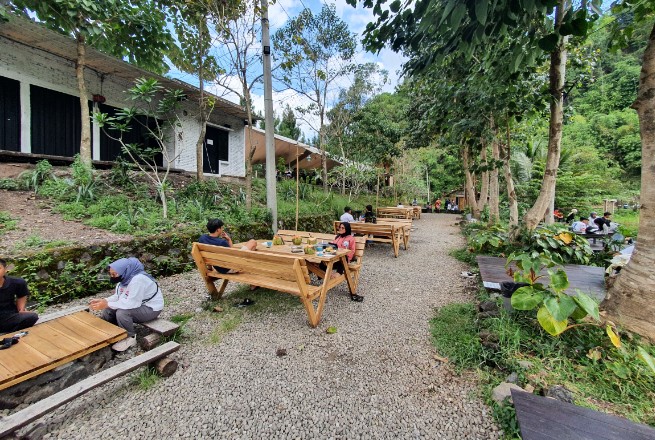 Balong Dea Rafi Tandayu, 1. Kopilogi, 2. Jemma Coffee, 3. Zabir Coffee and Friends, 4. Our Home ( Eat – Drink – Read ), 5. Hangout Cafe, 6. MENUME Terrace White Cafe, 7. D’Anclom Bistro (Tutup), 8. Garasi Mono Cafe (Tutup), 9. Toast Ngopi, 10. Roti & Kopi Gudang Rasa, 11. Lyfe Eatery (Tutup), 12. Talkie Space, 14. King Cafe, 15. Mahkota Java Cafe, 16. LAMANSUA Coffee, 17. 57 Terus Coffee, 18. D’Eleven Cafe & Resto (Tutup), 19. Cima Milk (Tutup), 20. Taman Kopi Cisurupan, 21. Collega Coffee, 22. Fratello Gelato and Coffee Shop (Tutup), 23. Warkop Mang Ucup, 24. Penyoe Kakopi, 25. Tempat Ketiga, 26. Balong, 27. Kopi Senja, 28. Yogiva Cafe and Resto, 29. SHAFF Resto & Cafe, 30. Benjamin Coffee Bar, 31. Cafe Cozy Afternoon, 32. Eatboss Garut (Tutup), 33. Hayoo Ngopi