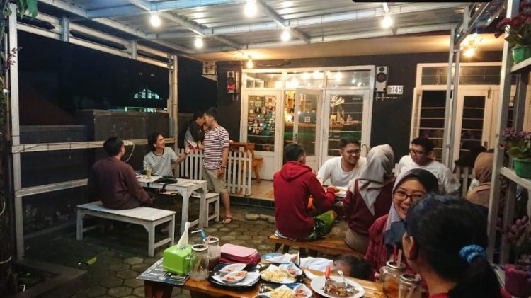 Barrade Koffie Arip B Satriani, 1. Kedai Kopi Biji, 2. Teens Cafe, 3. Barrade Koffie, 4. Flamboyant Kopi Areng, 5. Jandela Kopi, 6. Belrumm Coffee, 7. Warung Cikopi, 8. Overtime Coffee, 9. Akum Steak, 10. Kedai Berry and Billiard, 11. D Cof Cafe (Tutup), 12. Cokro Bubble &amp; Mie Jeko, 13. Kedai Kopi D’raja, 14. Chili and Cheer Cafe (Tutup), 15. Dapur Cep Bobby, 16. Satir, 17. Djoeanda 265 Coffee &amp; Kitchen, 18. Kopi Jati, 19. Kedai Viral Ciamis, 20. Lebih Dari Coffee, 21. D Cof Cafe (Tutup), 22. Sitdownkopi, 23. Shottime coffee, 24. Selaras Outdoor Cafe Ciamis, 25. Rumah Buni Cafe &amp; Resto, 26. Albaik, 27. Parkir Café D’Puncer, 28. DOM Coffee Ciamis, 29. Taya Coffee, 30. Partha Coffee and Kitchen (Tutup), 31. Happen Coffee and Kitchen (Tutup), 32. Namles Coffee and Bread (Tutup), 33. Kopi Darat (Tutup), 34. Karib Coffee, 35. Kopi Janji Jiwa, 36. Alun-alun Ciamis, 37. WDcaffe, 38. Kedai Harmoni