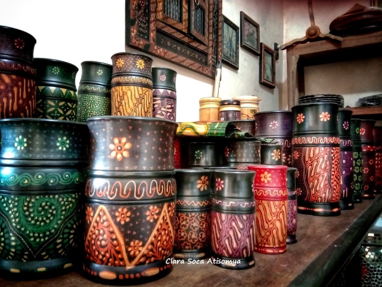 Batik Bambu Foto by Clara Soca Atisomya, 1. Enting-enting Gepuk, 2. Getuk Kethek, 3. Kerupuk Godril, 4. Keripik Paru, 5. Ampyang, 6. Singkong Keju, 7. Bakpia Patok, 8. Roti Wonder, 9. Ronde Sekoteng Jago, 10. Kopi Babah Kacamata, 11. Kopi Biji Salak, 12. Batik Bambu, 13. Bakmi Jowo, 14. Roti Tegal