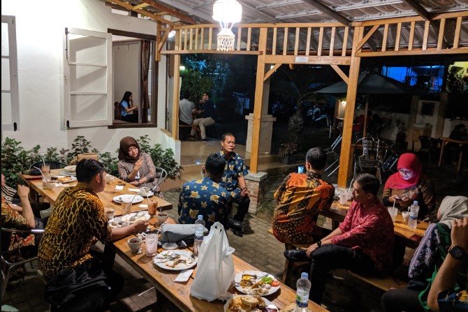 Bencoolen Coffee House Remarchtito Heyziputra, 1. Well The Food (WTF Cafe), 2. Dailycious Cafe & Resto, 3. Bencoolen Coffee House, 4. Janji Jiwa & Jiwa Tea Jilid 485, 5. Waroeng Kupi Rumoh Atjeh, 6. Nick Coffee & Ayam Pringgading, 7. Edu Coffee, 8. Konakito (Tutup), 9. Adem Resto, 10. Papuk Mamuk, 11. Aloha Resto, 12. Kedai Kopi Luwak, 13. Eleven Cafe Bengkulu, 14. Bro and Sis Cafe, 15. Truly Cafe and Resto (Tutup), 16. Dream Tea House, 17. Kedai 63 (Tutup), 18. Paris Van Java Cafetaria (Tutup), 19. Roemah Roti, 20. Garis Waktu Coffee, 21. Teras Tebeng, 22. Mozilicious, 23. Rucci Coffee and Mixology, 24. Cafe Metime.id, 25. Bogoshipo Cafe, 26. David Black and Coffee, 27. Time to Wohoo, 28. Barracas Bistro
