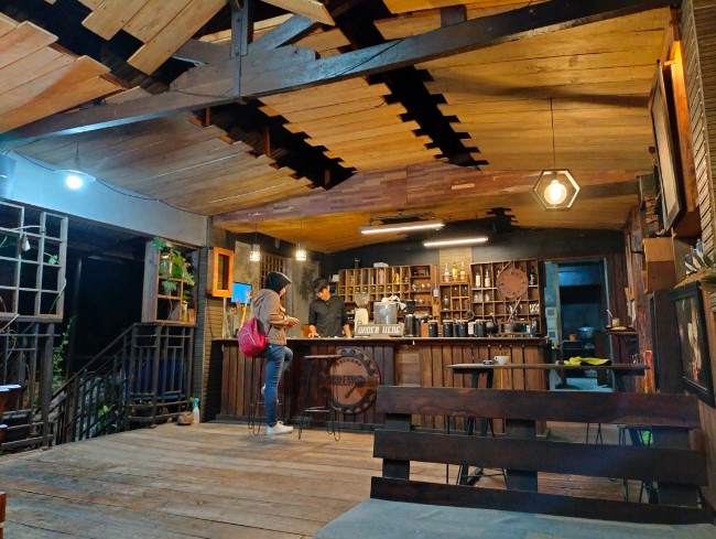 Bengkel Kopi De'brework Kang Achri, 1. Marlina Kopi, 2. Laloma Cafe, 3. Humble Coffee, 4. Djasmine Coffee, 5. Kedai Artha (Tutup), 6. Oak’s Cafe &amp; Resto (Tutup), 7. Cafe Noni, 8. Kedai KopiApik, 9. Cafe Waroeng Dialogue (Tutup), 10. Kedai Kopi RoaKrak, 11. Cafe Talulla (Tutup), 12. Woza Majalengka (Tutup), 13. Ngopi Bung Majalengka, 14. TROPIS – Warung TKP Majalengka, 15. Bengkel Kopi De’brework, 16. Double_d Cafe, 17. Taman Raharja, 18. Saneskape, 19. Cafekopi, 20. Kedai Baraya Cigasong, 21. Resto Cafe 99, 22. Ambet Kasih Coffee, 23. Tigadelapan Majalengka, 24. La Reina Cafe, 25. Kedai KopiApik, 26. Simfoni Coffee Taste and Place, 27. Ben’s Coffee and Space, 28. JS Cafe and Restaurant