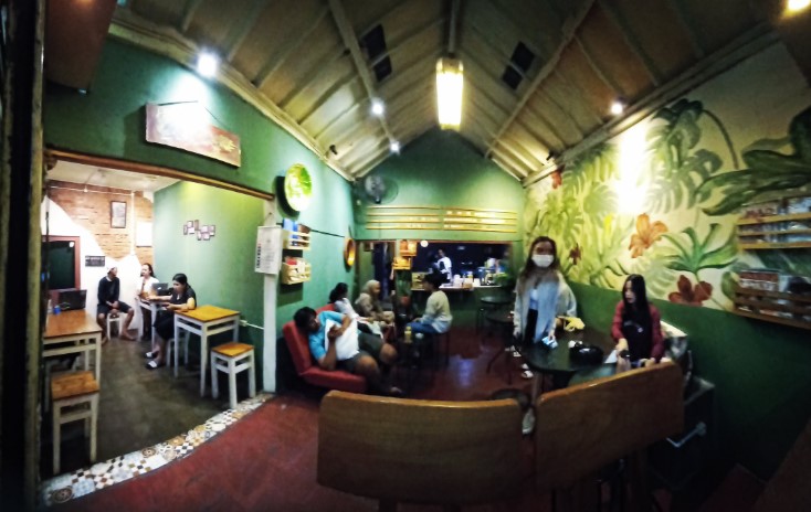 Benjamin Coffee Bar, 1. Kopilogi, 2. Jemma Coffee, 3. Zabir Coffee and Friends, 4. Our Home ( Eat – Drink – Read ), 5. Hangout Cafe, 6. MENUME Terrace White Cafe, 7. D’Anclom Bistro (Tutup), 8. Garasi Mono Cafe (Tutup), 9. Toast Ngopi, 10. Roti & Kopi Gudang Rasa, 11. Lyfe Eatery (Tutup), 12. Talkie Space, 14. King Cafe, 15. Mahkota Java Cafe, 16. LAMANSUA Coffee, 17. 57 Terus Coffee, 18. D’Eleven Cafe & Resto (Tutup), 19. Cima Milk (Tutup), 20. Taman Kopi Cisurupan, 21. Collega Coffee, 22. Fratello Gelato and Coffee Shop (Tutup), 23. Warkop Mang Ucup, 24. Penyoe Kakopi, 25. Tempat Ketiga, 26. Balong, 27. Kopi Senja, 28. Yogiva Cafe and Resto, 29. SHAFF Resto & Cafe, 30. Benjamin Coffee Bar, 31. Cafe Cozy Afternoon, 32. Eatboss Garut (Tutup), 33. Hayoo Ngopi