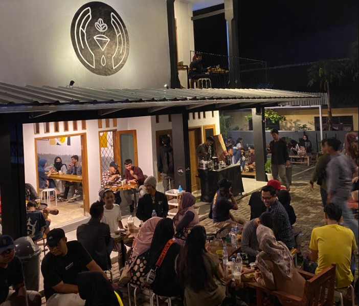 Bitts Fast&amp;Slow Coffee Bar, 1. Pondok Nara, 2. Kopi Bakar Bapak Endut, 3. Cafe sarasa coffee shop, 4. Kubik Coffee, 5. Joe’s Brother Coffee Shop &amp; Resto, 6. Bitts Fast&amp;Slow Coffee Bar, 7. Kedai Kopi Toleat, 8. The Suma’s coffee and Music Room, 9. Mc Bamm Corner Cafe, 10. Mustafa 85, 11. Cafe Duren Menes, 12. De’ Badak Cafe (Tutup), 13. Cafe Gadget, 14. Kapulso Cafe, 15. Cafe Youkichen House (Tutup), 16. Cafe Tropis, 17. Cafe Bumi Aki Green, 18. Sejiwa Coffee, 19. Armor Kopi, 20. Mimiti Coffee and Space (Tutup), 21. Di Dago Coffee, 22. Dua Coffee, 23. Int.space, 24. Yumaju Coffee (Tutup), 25. Dikopian, 26. Enemy Coffee Shop, 27. RJ Coffee, 28. Jung Coffee Pandeglang, 29. Kopi_Santri, 30. Villa Hijau Cafe