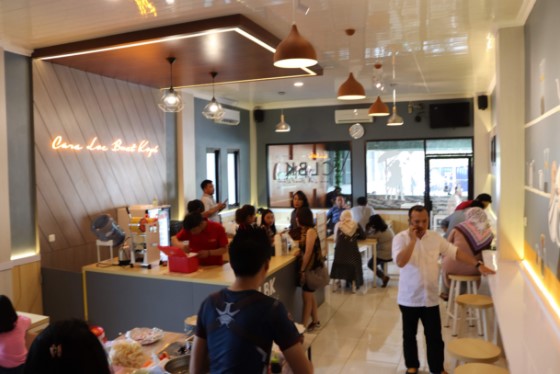 Bogoshipo Cafe Avi Port, 1. Well The Food (WTF Cafe), 2. Dailycious Cafe & Resto, 3. Bencoolen Coffee House, 4. Janji Jiwa & Jiwa Tea Jilid 485, 5. Waroeng Kupi Rumoh Atjeh, 6. Nick Coffee & Ayam Pringgading, 7. Edu Coffee, 8. Konakito (Tutup), 9. Adem Resto, 10. Papuk Mamuk, 11. Aloha Resto, 12. Kedai Kopi Luwak, 13. Eleven Cafe Bengkulu, 14. Bro and Sis Cafe, 15. Truly Cafe and Resto (Tutup), 16. Dream Tea House, 17. Kedai 63 (Tutup), 18. Paris Van Java Cafetaria (Tutup), 19. Roemah Roti, 20. Garis Waktu Coffee, 21. Teras Tebeng, 22. Mozilicious, 23. Rucci Coffee and Mixology, 24. Cafe Metime.id, 25. Bogoshipo Cafe, 26. David Black and Coffee, 27. Time to Wohoo, 28. Barracas Bistro