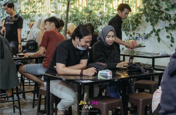 Bro and Sis Cafe via Instagram.com @Broandsiscafe.id, 1. Well The Food (WTF Cafe), 2. Dailycious Cafe & Resto, 3. Bencoolen Coffee House, 4. Janji Jiwa & Jiwa Tea Jilid 485, 5. Waroeng Kupi Rumoh Atjeh, 6. Nick Coffee & Ayam Pringgading, 7. Edu Coffee, 8. Konakito (Tutup), 9. Adem Resto, 10. Papuk Mamuk, 11. Aloha Resto, 12. Kedai Kopi Luwak, 13. Eleven Cafe Bengkulu, 14. Bro and Sis Cafe, 15. Truly Cafe and Resto (Tutup), 16. Dream Tea House, 17. Kedai 63 (Tutup), 18. Paris Van Java Cafetaria (Tutup), 19. Roemah Roti, 20. Garis Waktu Coffee, 21. Teras Tebeng, 22. Mozilicious, 23. Rucci Coffee and Mixology, 24. Cafe Metime.id, 25. Bogoshipo Cafe, 26. David Black and Coffee, 27. Time to Wohoo, 28. Barracas Bistro