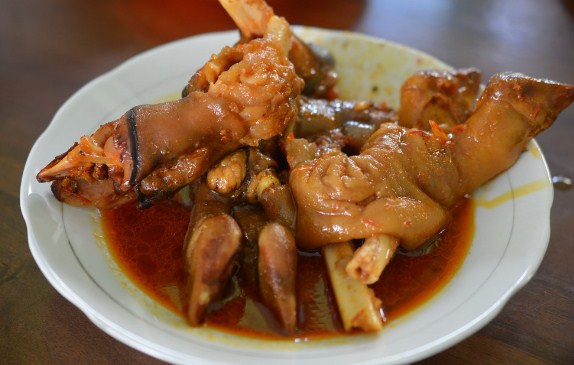 Brongkos Kikil via Kompasiana, 1. Ndas Borok khas Temanggung, 2. Sego Gono, 3. Sego Urap, 4. Iwak Kali Laras Soropadan, 5. Balung Kuwuk, 6. Mendut, 7. Brongkos Kikil, 8. Tiwul khas Temanggung, 9. Buntil, 10. Bajingan, 11. Ketan Gudig, 12. Entho Cothot, 13. Empis Empis Tahu Tempe, 14. Lento, 15. Jadah, 16. Gesing, 17. Tempong, 18. Corobikang, 19. Perkedel Kimpul, 20. Bubur Saren, 21. Jali, 22. Kipo, 23. Wedang Ronde Wasis, 24. Nasi Goreng Tembakau, 25. Kupat Tahu Batoar, 26. Pisang Aroma
