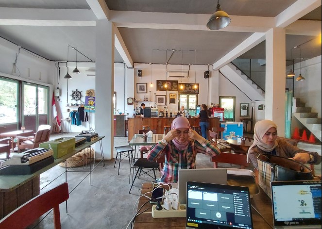 Bumi Tu7uh reni sani, 1. House Of Merich, 2. Bonn Garden Cafe, 3. Soree, 4. Temu Rindu Coffee & Eatery (Tutup), 5. Bumi Tu7uh, 6. Adore Cafe and Studio Room, 7. Mayor Board Game Cafe (Tutup), 8. Luthier Coffee, 9. Joy’n Coffee, 10. Equator Rooftop Cafe, 11. Gunz Cafe, 12. Chachago Palembang, 13. The Forest, 14. R&B Grill Palembang, 15. 88 C Bakery and Resto, 16. Kopi Darat Garden Cafe, 17. York Cafe, 18. Nyandu Cafe and Turtle Farm (Tutup), 19. Kedai D’Rusun, 20. Kambang Iwak, 21. Taman Simpang Polda, 22. Warung Kopi Apek, 23. Bandrek 555 Kedaung, 24. Warung Mama Lenggang, 25. Taman Sekanak Lambidaro, 26. Kedai Siru, 27. Benteng Kuto Besak, 28. History Coffee, 29. Bingen Cafe (Tutup)