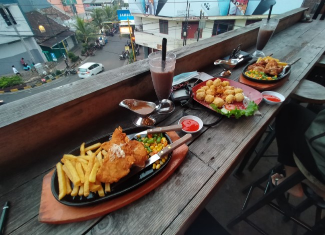 CHICOBA cafe Desy Widyastuti, 1. Sabore Kitchen, 2. Secret Garden Cafe, 3. Depdoo, 4. Chicoba Cafe, 5. Mak Ecih Cafe, 6. The Celcius Coffee, 7. Bacil Cianjur, 8. Nicole’s Kitchen and Lounge, 9. Mayoutfit & Cafe, 10. Tan Keng Cu Resto & Bakery, 11. Twank Kitchen, 12. Cafe 259 Cianjur (Tutup), 13. Mr.Ebood Platinum Sayang, 14. Kilometer95 Coffee, 15. Orange Cafe Cianjur, 16. Arseven Coffee Corner, 17. Acakadut resto & Coffee Shop (Tutup), 18. Resto Wisata Ciherang, 19. Saung De Faqih, 20. Waroeng Botram, 21. MBS Bistro and Cafe (Tutup), 22. Langit Cafe, 23. Cafe Bcny, 24. Kedai Kopi Riung Gunung, 25. Sela Kopi, 26. Imah Kopi Cianjur, 27. Wardis Koffie, 28. 55 Cafe Cianjur, 29. diKala Coffee & Eatery Cianjur, 30. Cimaya (Tutup), 31. Ujala Cafe & Roastery, 32. De Baksoku, 33. Bakso Niku, 34. Cafe Teras ANYUN, 35. M Garden Cafe