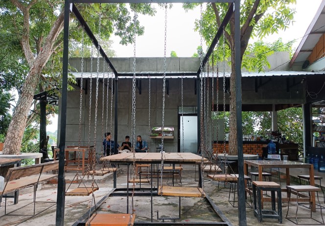 Cafe hellosapa Supriadi Ahmad, 1. Casa De Alicia, 2. Kopi Ketje Jelutung, 3. Atmosfer Cafe, 4. Duniawi Coffee House, 5. Cafe Hangout, 6. Collega Cafe (Tutup), 7. The Classio Cafe, 8. Simon Son Coffee Baker, 9. Taman Langit Cafe (Tutup), 10. Coffee Story, 11. Rain Coffee and Eatery, 12. Waronk Mabes, 13. Ice&Bean, 14. Keep Burger, 15. Warunk Upnormal (Tutup), 16. Jabat Tangan Coffee, 17. Cafeka, 18. Moo Nyusu, 19. Camp Coffee, 20. QZ Comic Cafe, 21. Double D Cafe (Tutup), 22. Unlimited Cafe (Tutup), 23. Eonni M Korean Food Cafe, 24. Clave Cafe (Tutup), 25. Le Colonia, 26. Waroenk Jogja, 27. Jkovkoffie, 28. Copi Oey, 29. Circle Coffee, 30. Cafe Hello Sapa, 31. Soemantri, 32. Hepitea Story, 33. Dome Steak, 34. Cafe Buzz and Resto (Tutup)