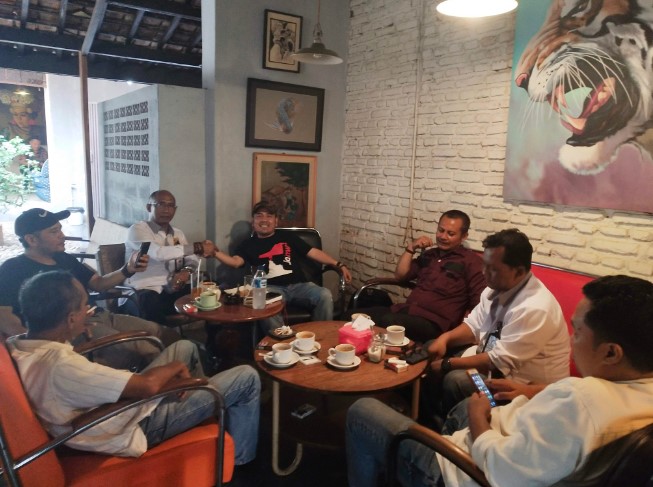 Cafekopi Dede Sunarya, 1. Marlina Kopi, 2. Laloma Cafe, 3. Humble Coffee, 4. Djasmine Coffee, 5. Kedai Artha (Tutup), 6. Oak’s Cafe &amp; Resto (Tutup), 7. Cafe Noni, 8. Kedai KopiApik, 9. Cafe Waroeng Dialogue (Tutup), 10. Kedai Kopi RoaKrak, 11. Cafe Talulla (Tutup), 12. Woza Majalengka (Tutup), 13. Ngopi Bung Majalengka, 14. TROPIS – Warung TKP Majalengka, 15. Bengkel Kopi De’brework, 16. Double_d Cafe, 17. Taman Raharja, 18. Saneskape, 19. Cafekopi, 20. Kedai Baraya Cigasong, 21. Resto Cafe 99, 22. Ambet Kasih Coffee, 23. Tigadelapan Majalengka, 24. La Reina Cafe, 25. Kedai KopiApik, 26. Simfoni Coffee Taste and Place, 27. Ben’s Coffee and Space, 28. JS Cafe and Restaurant