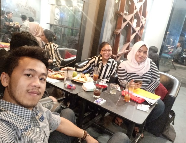 Chima Milk Naufal Satra Deputra, 1. Kopilogi, 2. Jemma Coffee, 3. Zabir Coffee and Friends, 4. Our Home ( Eat – Drink – Read ), 5. Hangout Cafe, 6. MENUME Terrace White Cafe, 7. D’Anclom Bistro (Tutup), 8. Garasi Mono Cafe (Tutup), 9. Toast Ngopi, 10. Roti & Kopi Gudang Rasa, 11. Lyfe Eatery (Tutup), 12. Talkie Space, 14. King Cafe, 15. Mahkota Java Cafe, 16. LAMANSUA Coffee, 17. 57 Terus Coffee, 18. D’Eleven Cafe & Resto (Tutup), 19. Cima Milk (Tutup), 20. Taman Kopi Cisurupan, 21. Collega Coffee, 22. Fratello Gelato and Coffee Shop (Tutup), 23. Warkop Mang Ucup, 24. Penyoe Kakopi, 25. Tempat Ketiga, 26. Balong, 27. Kopi Senja, 28. Yogiva Cafe and Resto, 29. SHAFF Resto & Cafe, 30. Benjamin Coffee Bar, 31. Cafe Cozy Afternoon, 32. Eatboss Garut (Tutup), 33. Hayoo Ngopi