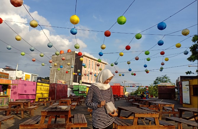 Clave Cafe Aini Zumrotul, 1. Casa De Alicia, 2. Kopi Ketje Jelutung, 3. Atmosfer Cafe, 4. Duniawi Coffee House, 5. Cafe Hangout, 6. Collega Cafe (Tutup), 7. The Classio Cafe, 8. Simon Son Coffee Baker, 9. Taman Langit Cafe (Tutup), 10. Coffee Story, 11. Rain Coffee and Eatery, 12. Waronk Mabes, 13. Ice&Bean, 14. Keep Burger, 15. Warunk Upnormal (Tutup), 16. Jabat Tangan Coffee, 17. Cafeka, 18. Moo Nyusu, 19. Camp Coffee, 20. QZ Comic Cafe, 21. Double D Cafe (Tutup), 22. Unlimited Cafe (Tutup), 23. Eonni M Korean Food Cafe, 24. Clave Cafe (Tutup), 25. Le Colonia, 26. Waroenk Jogja, 27. Jkovkoffie, 28. Copi Oey, 29. Circle Coffee, 30. Cafe Hello Sapa, 31. Soemantri, 32. Hepitea Story, 33. Dome Steak, 34. Cafe Buzz and Resto (Tutup)