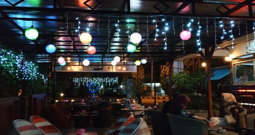 D Cof Cafe Arman, 1. Kedai Kopi Biji, 2. Teens Cafe, 3. Barrade Koffie, 4. Flamboyant Kopi Areng, 5. Jandela Kopi, 6. Belrumm Coffee, 7. Warung Cikopi, 8. Overtime Coffee, 9. Akum Steak, 10. Kedai Berry and Billiard, 11. D Cof Cafe (Tutup), 12. Cokro Bubble &amp; Mie Jeko, 13. Kedai Kopi D’raja, 14. Chili and Cheer Cafe (Tutup), 15. Dapur Cep Bobby, 16. Satir, 17. Djoeanda 265 Coffee &amp; Kitchen, 18. Kopi Jati, 19. Kedai Viral Ciamis, 20. Lebih Dari Coffee, 21. D Cof Cafe (Tutup), 22. Sitdownkopi, 23. Shottime coffee, 24. Selaras Outdoor Cafe Ciamis, 25. Rumah Buni Cafe &amp; Resto, 26. Albaik, 27. Parkir Café D’Puncer, 28. DOM Coffee Ciamis, 29. Taya Coffee, 30. Partha Coffee and Kitchen (Tutup), 31. Happen Coffee and Kitchen (Tutup), 32. Namles Coffee and Bread (Tutup), 33. Kopi Darat (Tutup), 34. Karib Coffee, 35. Kopi Janji Jiwa, 36. Alun-alun Ciamis, 37. WDcaffe, 38. Kedai Harmoni