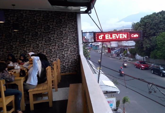 D'Eleven Cafe & Resto Adi Kuncoro, 1. Kopilogi, 2. Jemma Coffee, 3. Zabir Coffee and Friends, 4. Our Home ( Eat – Drink – Read ), 5. Hangout Cafe, 6. MENUME Terrace White Cafe, 7. D’Anclom Bistro (Tutup), 8. Garasi Mono Cafe (Tutup), 9. Toast Ngopi, 10. Roti & Kopi Gudang Rasa, 11. Lyfe Eatery (Tutup), 12. Talkie Space, 14. King Cafe, 15. Mahkota Java Cafe, 16. LAMANSUA Coffee, 17. 57 Terus Coffee, 18. D’Eleven Cafe & Resto (Tutup), 19. Cima Milk (Tutup), 20. Taman Kopi Cisurupan, 21. Collega Coffee, 22. Fratello Gelato and Coffee Shop (Tutup), 23. Warkop Mang Ucup, 24. Penyoe Kakopi, 25. Tempat Ketiga, 26. Balong, 27. Kopi Senja, 28. Yogiva Cafe and Resto, 29. SHAFF Resto & Cafe, 30. Benjamin Coffee Bar, 31. Cafe Cozy Afternoon, 32. Eatboss Garut (Tutup), 33. Hayoo Ngopi