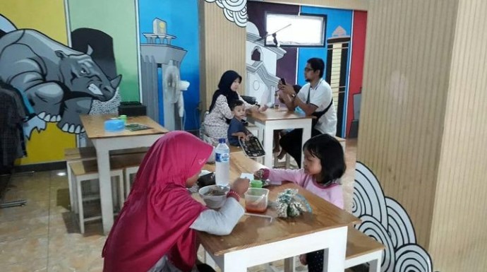 De' Badak Cafe via Instagram.com @debadakcenter, 1. Pondok Nara, 2. Kopi Bakar Bapak Endut, 3. Cafe sarasa coffee shop, 4. Kubik Coffee, 5. Joe’s Brother Coffee Shop &amp; Resto, 6. Bitts Fast&amp;Slow Coffee Bar, 7. Kedai Kopi Toleat, 8. The Suma’s coffee and Music Room, 9. Mc Bamm Corner Cafe, 10. Mustafa 85, 11. Cafe Duren Menes, 12. De’ Badak Cafe (Tutup), 13. Cafe Gadget, 14. Kapulso Cafe, 15. Cafe Youkichen House (Tutup), 16. Cafe Tropis, 17. Cafe Bumi Aki Green, 18. Sejiwa Coffee, 19. Armor Kopi, 20. Mimiti Coffee and Space (Tutup), 21. Di Dago Coffee, 22. Dua Coffee, 23. Int.space, 24. Yumaju Coffee (Tutup), 25. Dikopian, 26. Enemy Coffee Shop, 27. RJ Coffee, 28. Jung Coffee Pandeglang, 29. Kopi_Santri, 30. Villa Hijau Cafe