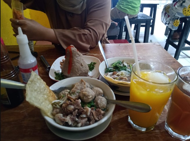 De Baksoku Cianjur edwin setya, 1. Sabore Kitchen, 2. Secret Garden Cafe, 3. Depdoo, 4. Chicoba Cafe, 5. Mak Ecih Cafe, 6. The Celcius Coffee, 7. Bacil Cianjur, 8. Nicole’s Kitchen and Lounge, 9. Mayoutfit & Cafe, 10. Tan Keng Cu Resto & Bakery, 11. Twank Kitchen, 12. Cafe 259 Cianjur (Tutup), 13. Mr.Ebood Platinum Sayang, 14. Kilometer95 Coffee, 15. Orange Cafe Cianjur, 16. Arseven Coffee Corner, 17. Acakadut resto & Coffee Shop (Tutup), 18. Resto Wisata Ciherang, 19. Saung De Faqih, 20. Waroeng Botram, 21. MBS Bistro and Cafe (Tutup), 22. Langit Cafe, 23. Cafe Bcny, 24. Kedai Kopi Riung Gunung, 25. Sela Kopi, 26. Imah Kopi Cianjur, 27. Wardis Koffie, 28. 55 Cafe Cianjur, 29. diKala Coffee & Eatery Cianjur, 30. Cimaya (Tutup), 31. Ujala Cafe & Roastery, 32. De Baksoku, 33. Bakso Niku, 34. Cafe Teras ANYUN, 35. M Garden Cafe