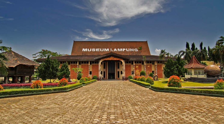 Depan Museum Lampung, 1. Flipflop Coffee, 2. Warung Nongkrong (WN), 3. TEMAN KOPI, 4. Beringin Cinta Unila, 5. KFC Kedaton Lampung, 6. Mall Boemi Kedaton, 7. Tugu Adipura Bundaran Gajah, 8. Waroeng Diggers, 9. Tugu Pengantin, 10. Lungsir, 11. Halaman Kantor Gubernur, 12. Wood Stairs Cafe, 13. Stadion Pahoman, 14. PKOR Way Halim, 15. The Summit Bistro, 16. Oops Pujasera, 17. Lampung Walk, 18. Kedai Mie Aceh Jamboe Raya Way Halim, 19. Cafe Babe (Tutup), 20. Jumbo SeaFood (Tutup), 21. Sky Garden Cafe and Resto, 22. Dijou Coffeebar ( RELX ), 23. Liep’s Cafe, 24. Owl Cafe (Tutup), 25. Perut Bulat Cafe and Resto (Tutup), 26. Alun-alun Kota bandar Lampung alias Taman Gajah, 27. Ciplaz Lampung (RAMAYANA), 28. Depan Museum Lampung