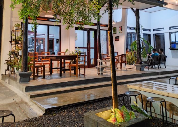 Diujung Laut Coffee & Roastery Ridho Alih, 1. Bamboo Beach Bar Pangandaran, 2. Brillo Pizza, 3. Litera Coffee and Library, 4. Diujung Laut Coffee & Roastery, 5. Woody Coffee, 6. Overtime Coffee, 7. Morgan Coffee – MORGAN Seafood Pangandaran, 8. Kedai Kaya Rasa, 9. Toko Kopi Sjahtra, 10. Lagoon Beer House (Non Halal) – Tutup Permanen, 11. A&R Cafe, 12. Madys Gelato, 13. Jumbo Coffee Bar Pangandaran, 14. Siti Mungil Steak House, 15. Pangandaran VapeStore, 16. Kampung Turis, 17. Nolkilo Coffee Corner, 18. Bolak Balik Cafe, 19. SUNSET CORNER urban cafe, 20. Captain Cafe And Bar, 21. Zee Cafe, 22. Pasanggrahan Cafe and Resto (Tutup), 23. Al Fresko Cafe (Tutup Sementara), 24. Warunk Rock N Roll 78 Pangandaran, 25. TEES COFFEE X BATMANS STEAK, 26. Big Burger Cafe, 27. JAVANILA CAFE (Tutup), 28. badiakopi, 29. Lacultura Koffie Bar & Supply, 30. Kokyo by Sjahtra, 31. Hidden tropical vibes, 32. Glory Beach Cafe & Restaurant, 33. Bumi Kaula Pangandaran