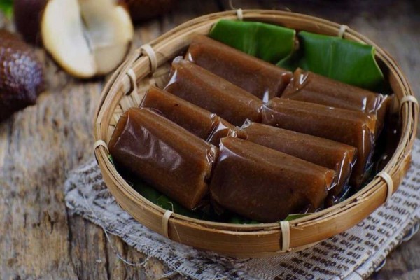 Dodol Salak via Instagram.com @cakesalak, 1. Keripik Tempe Kemul, 2. Mie Ongklok, 3. Purwaceng, 4. Opak Singkong, 5. Keripik Jamur, 6. Kacang Dieng, 7. Dendeng Gepuk, 8. Carica Sumbing Segar, 9. Sagon, 10. Terong Belanda, 11. Teh Tambi, 12. Geblek, 13. Opak Angin, 14. Sego Megono, 15. Keripik Kentang, 16. Gorengan Tempe Kemul, 17. Salak khas Wonosobo, 18. Dodol Salak, 19. Combro