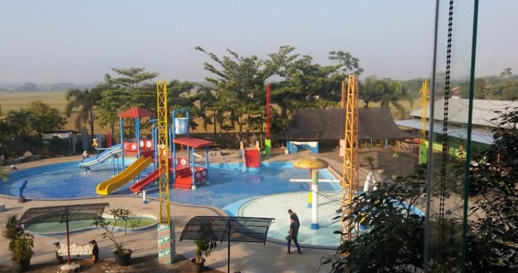 Dupan Water Park, 1. Kolam Renang Banyubiru, 2. Kolam Renanģ Bulaksari, 3. Dupan Water Park, 4. Kolam Renang BRD Pekalongan Dreams Big Park, 5. Kolam Renang Binali, 6. Kolam Renang Prima Graha Karanganyar, 7. Telaga Al Kautsar, 8. Kolam Renang Kedung Ketjeh, 9. Kolam Renang Kulu Asri, 10. Kolam Renang Bandar EcoPark, 11. Kolam Renang Tirta Arum, 12. Kolam Renang Grabyag Tirta Asri (GTA), 13. Anisa Water Park, 14. Kolam Renang, Terapi Ikan, dan RM. Kebon Jeruk, 15. Kolam Renang TIRTA GALIH, 16. Kolam Renang Langkap