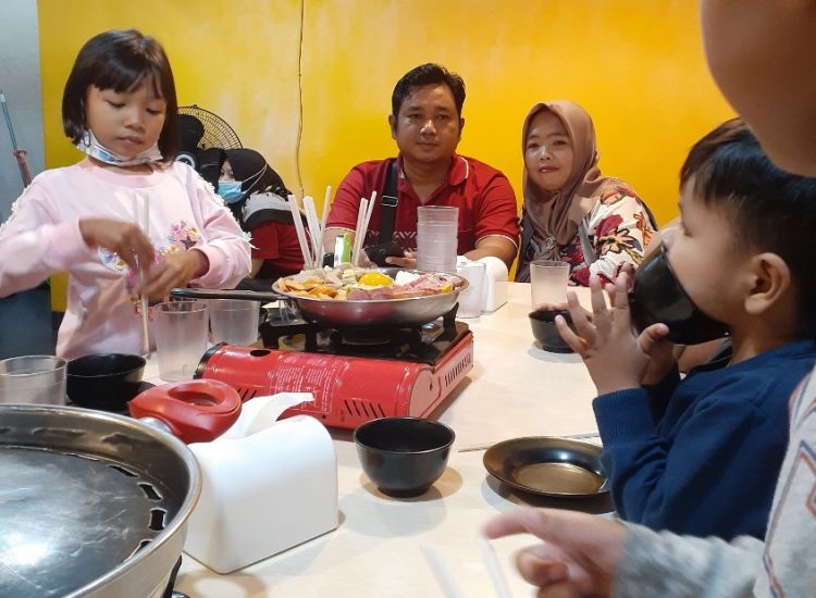 Eonni M Korean Food Cafe Jambi Raifa Novriani, 1. Casa De Alicia, 2. Kopi Ketje Jelutung, 3. Atmosfer Cafe, 4. Duniawi Coffee House, 5. Cafe Hangout, 6. Collega Cafe (Tutup), 7. The Classio Cafe, 8. Simon Son Coffee Baker, 9. Taman Langit Cafe (Tutup), 10. Coffee Story, 11. Rain Coffee and Eatery, 12. Waronk Mabes, 13. Ice&Bean, 14. Keep Burger, 15. Warunk Upnormal (Tutup), 16. Jabat Tangan Coffee, 17. Cafeka, 18. Moo Nyusu, 19. Camp Coffee, 20. QZ Comic Cafe, 21. Double D Cafe (Tutup), 22. Unlimited Cafe (Tutup), 23. Eonni M Korean Food Cafe, 24. Clave Cafe (Tutup), 25. Le Colonia, 26. Waroenk Jogja, 27. Jkovkoffie, 28. Copi Oey, 29. Circle Coffee, 30. Cafe Hello Sapa, 31. Soemantri, 32. Hepitea Story, 33. Dome Steak, 34. Cafe Buzz and Resto (Tutup)