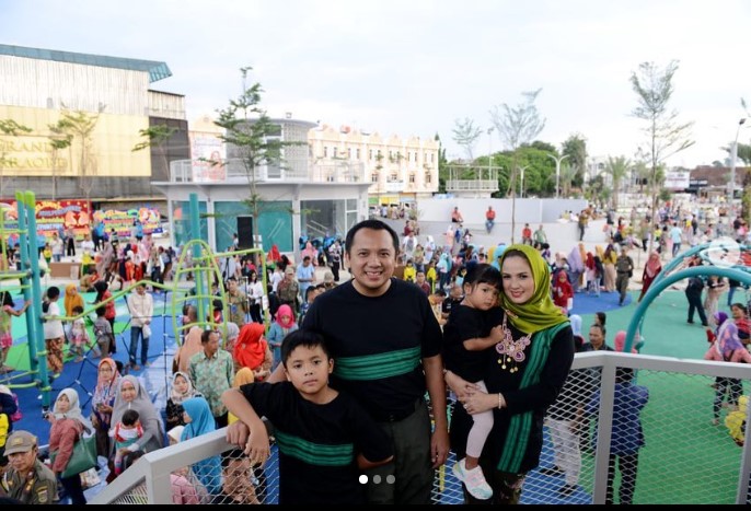 Elephant Park via Instagram.com @Lampungelephantpark, 1. Flipflop Coffee, 2. Warung Nongkrong (WN), 3. TEMAN KOPI, 4. Beringin Cinta Unila, 5. KFC Kedaton Lampung, 6. Mall Boemi Kedaton, 7. Tugu Adipura Bundaran Gajah, 8. Waroeng Diggers, 9. Tugu Pengantin, 10. Lungsir, 11. Halaman Kantor Gubernur, 12. Wood Stairs Cafe, 13. Stadion Pahoman, 14. PKOR Way Halim, 15. The Summit Bistro, 16. Oops Pujasera, 17. Lampung Walk, 18. Kedai Mie Aceh Jamboe Raya Way Halim, 19. Cafe Babe (Tutup), 20. Jumbo SeaFood (Tutup), 21. Sky Garden Cafe and Resto, 22. Dijou Coffeebar ( RELX ), 23. Liep’s Cafe, 24. Owl Cafe (Tutup), 25. Perut Bulat Cafe and Resto (Tutup), 26. Alun-alun Kota bandar Lampung alias Taman Gajah, 27. Ciplaz Lampung (RAMAYANA), 28. Depan Museum Lampung