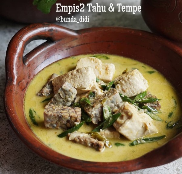 Empis Empis Tahu Tempe via Diahdidicom, 1. Ndas Borok khas Temanggung, 2. Sego Gono, 3. Sego Urap, 4. Iwak Kali Laras Soropadan, 5. Balung Kuwuk, 6. Mendut, 7. Brongkos Kikil, 8. Tiwul khas Temanggung, 9. Buntil, 10. Bajingan, 11. Ketan Gudig, 12. Entho Cothot, 13. Empis Empis Tahu Tempe, 14. Lento, 15. Jadah, 16. Gesing, 17. Tempong, 18. Corobikang, 19. Perkedel Kimpul, 20. Bubur Saren, 21. Jali, 22. Kipo, 23. Wedang Ronde Wasis, 24. Nasi Goreng Tembakau, 25. Kupat Tahu Batoar, 26. Pisang Aroma
