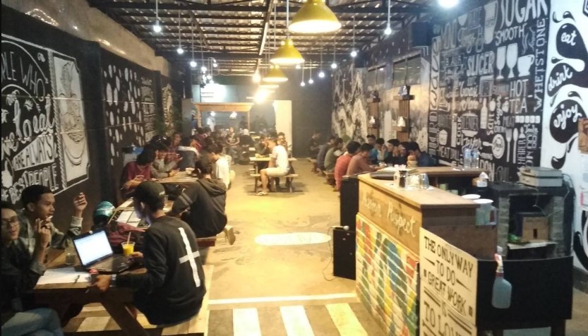 Garasi Mono Cafe Dede Yopi Gunawan, 1. Kopilogi, 2. Jemma Coffee, 3. Zabir Coffee and Friends, 4. Our Home ( Eat – Drink – Read ), 5. Hangout Cafe, 6. MENUME Terrace White Cafe, 7. D’Anclom Bistro (Tutup), 8. Garasi Mono Cafe (Tutup), 9. Toast Ngopi, 10. Roti & Kopi Gudang Rasa, 11. Lyfe Eatery (Tutup), 12. Talkie Space, 14. King Cafe, 15. Mahkota Java Cafe, 16. LAMANSUA Coffee, 17. 57 Terus Coffee, 18. D’Eleven Cafe & Resto (Tutup), 19. Cima Milk (Tutup), 20. Taman Kopi Cisurupan, 21. Collega Coffee, 22. Fratello Gelato and Coffee Shop (Tutup), 23. Warkop Mang Ucup, 24. Penyoe Kakopi, 25. Tempat Ketiga, 26. Balong, 27. Kopi Senja, 28. Yogiva Cafe and Resto, 29. SHAFF Resto & Cafe, 30. Benjamin Coffee Bar, 31. Cafe Cozy Afternoon, 32. Eatboss Garut (Tutup), 33. Hayoo Ngopi