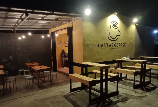 Hastag coffee Serang Hastag coffee, 1. Cafe Kebon Cau, 2. Foyu Coffee and Gelato, 3. Kingkong Coffee &amp; Eatery, 4. Zhieva Coffee, 5. KopiJalu, 6. Bubble Cafe and Gallery, 7. Carios, 8. Sobahollic Cafe, 9. Salawasna Coffee, 10. Kiara Coffee, 11. Hastag Coffee, 12. Kopi Dari Hati, 13. Kedai Adventure, 14. Kedai Kopi Bhumi, 15. Selokosa Coffee and Space, 16. The Groots Coffee Shop, 17. Kedai Kopi Om Bewok, 18. Tatakan Coffee, 19. Kiri Coffee and Eatery, 20. Langit Senja Coffee &amp; Ramen, 21. CRUZ Coffee and Work Space, 22. Lebjar Coffee and Noodle, 23. Fisa Kopi &amp; Gelato, 24. Takaran Coffee Collective, 25. Kopi Jelita, 26. Bukit Waruwangi, 27. Ginger Garden Cafe, 28. Gama Food Center, 29. Koeno Terminal Point, 30. Pondok Tiara, 31. Burger Ciceri, 33. Ngemil Cafe and Resto, 34. Rumah Kopi Serang, 35. Monster Cheese Pizza, 36. Umakite, 37. Padepokan Kopi, 38. Taman Kopi Serang