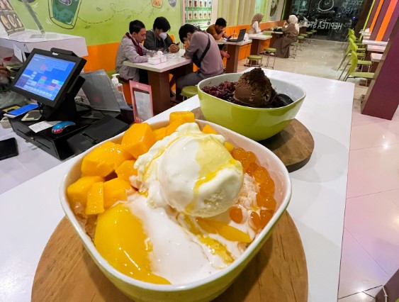 Hepitea Story, 1. Casa De Alicia, 2. Kopi Ketje Jelutung, 3. Atmosfer Cafe, 4. Duniawi Coffee House, 5. Cafe Hangout, 6. Collega Cafe (Tutup), 7. The Classio Cafe, 8. Simon Son Coffee Baker, 9. Taman Langit Cafe (Tutup), 10. Coffee Story, 11. Rain Coffee and Eatery, 12. Waronk Mabes, 13. Ice&Bean, 14. Keep Burger, 15. Warunk Upnormal (Tutup), 16. Jabat Tangan Coffee, 17. Cafeka, 18. Moo Nyusu, 19. Camp Coffee, 20. QZ Comic Cafe, 21. Double D Cafe (Tutup), 22. Unlimited Cafe (Tutup), 23. Eonni M Korean Food Cafe, 24. Clave Cafe (Tutup), 25. Le Colonia, 26. Waroenk Jogja, 27. Jkovkoffie, 28. Copi Oey, 29. Circle Coffee, 30. Cafe Hello Sapa, 31. Soemantri, 32. Hepitea Story, 33. Dome Steak, 34. Cafe Buzz and Resto (Tutup)