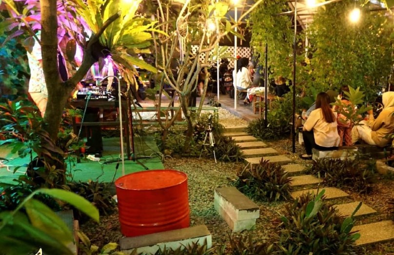 Hexa Space, 1. Stasiun Kopi Purwakarta, 2. Hutan Jati Cafe & Gelato, 3. Jiro Coffee & Toast, 4. Oppa Korean Cafe & BBQ, 5. Two Elements Cafe, 6. Kakota Cafe dan Resto, 7. Queena Cake Corner, 8. Café The Sunday, 9. WKWK Food And Drink – Purwakarta, 10. Cafe & Resto FOLLOWMIE (Tutup), 11. W.H.O Warung Hotplate Odon – Purwakarta, 22. HEYHO CAFE AND COFFEE BAR, 13. Ngawangkong Cafe & Karaoke, 14. Selabin Tana Cafe (Tutup), 15. Nafa Cafe (Tutup), 16. Hide & Seek Purwakarta, 17. Hexa Space, 20. Teh Susu (Tutup), 21. Waroeng OTW (Tutup), 22. Yuri House Cafe (Tutup), 23. Inspired Coffee and Lounge (Tutup Sementara), 24. Hashtag Cafe (Tutup), 25. Warunk Upnormal Purwakarta, 26. Kopi Yor Purwakarta, 27. IMAKU Coffee & Pastry