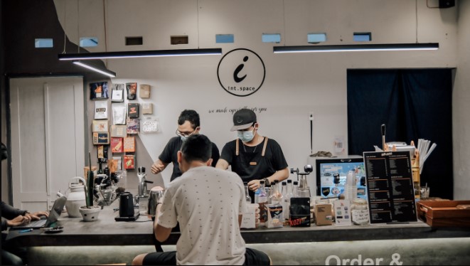 Int.space 2.0 Ngaco Institute, 1. Pondok Nara, 2. Kopi Bakar Bapak Endut, 3. Cafe sarasa coffee shop, 4. Kubik Coffee, 5. Joe’s Brother Coffee Shop &amp; Resto, 6. Bitts Fast&amp;Slow Coffee Bar, 7. Kedai Kopi Toleat, 8. The Suma’s coffee and Music Room, 9. Mc Bamm Corner Cafe, 10. Mustafa 85, 11. Cafe Duren Menes, 12. De’ Badak Cafe (Tutup), 13. Cafe Gadget, 14. Kapulso Cafe, 15. Cafe Youkichen House (Tutup), 16. Cafe Tropis, 17. Cafe Bumi Aki Green, 18. Sejiwa Coffee, 19. Armor Kopi, 20. Mimiti Coffee and Space (Tutup), 21. Di Dago Coffee, 22. Dua Coffee, 23. Int.space, 24. Yumaju Coffee (Tutup), 25. Dikopian, 26. Enemy Coffee Shop, 27. RJ Coffee, 28. Jung Coffee Pandeglang, 29. Kopi_Santri, 30. Villa Hijau Cafe