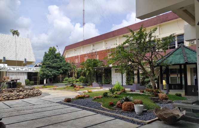 Kantor Gubernur Lampung mister cimong, 1. Flipflop Coffee, 2. Warung Nongkrong (WN), 3. TEMAN KOPI, 4. Beringin Cinta Unila, 5. KFC Kedaton Lampung, 6. Mall Boemi Kedaton, 7. Tugu Adipura Bundaran Gajah, 8. Waroeng Diggers, 9. Tugu Pengantin, 10. Lungsir, 11. Halaman Kantor Gubernur, 12. Wood Stairs Cafe, 13. Stadion Pahoman, 14. PKOR Way Halim, 15. The Summit Bistro, 16. Oops Pujasera, 17. Lampung Walk, 18. Kedai Mie Aceh Jamboe Raya Way Halim, 19. Cafe Babe (Tutup), 20. Jumbo SeaFood (Tutup), 21. Sky Garden Cafe and Resto, 22. Dijou Coffeebar ( RELX ), 23. Liep’s Cafe, 24. Owl Cafe (Tutup), 25. Perut Bulat Cafe and Resto (Tutup), 26. Alun-alun Kota bandar Lampung alias Taman Gajah, 27. Ciplaz Lampung (RAMAYANA), 28. Depan Museum Lampung