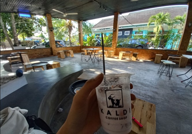 Kaldi Coffee Shop rizky eka putra pulungan, 1. Sky Park Cafe & Bar, 2. Norma Coffee Indonesia, 3. Teras Kopi Sumatera, 4. Garasi 99 Kopitiam, 5. Local Pantry & Studio Karaoke, 6. Re Caffe Platinum, 7. Vivace Cafe, 8. Karambia Cafe and Hangout, 9. Kaldi Coffee Shop, 10. One Alumni Coffee, 11. Aksén Coffee, 12. Tong Susu Cafe, 13. Peterseli Kitchen, 14. Erber Coffee Nodal, 15. GreenSmoothie Factory, 16. Warunk Upnormal (Tutup), 17. Cubic Cafe (Tutup), 18. Mr.Brewok Cafe & Resto, 19. Ghazy, 20. Waroeng Wahid, 21. Lick & Latte Cafe and Resto (Tutup), 22. Memo Cafe (Tutup), 23. Krema Koffie, 24. Ochado Cafe (Tutup), 25. Warkop Pinggiran 45 (Tutup), 26. Sintesa Cafe and Creative Space, 27. Sanobar, 28. Pesona Coffee Pekanbaru