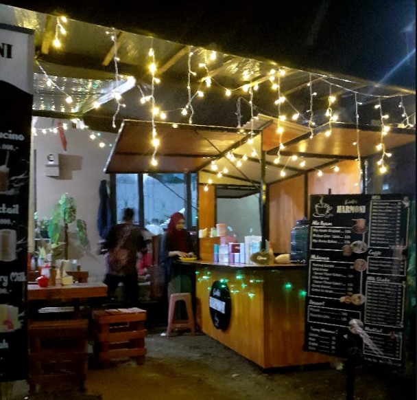 Kedai Harmoni trisna wardaya, 1. Kedai Kopi Biji, 2. Teens Cafe, 3. Barrade Koffie, 4. Flamboyant Kopi Areng, 5. Jandela Kopi, 6. Belrumm Coffee, 7. Warung Cikopi, 8. Overtime Coffee, 9. Akum Steak, 10. Kedai Berry and Billiard, 11. D Cof Cafe (Tutup), 12. Cokro Bubble &amp; Mie Jeko, 13. Kedai Kopi D’raja, 14. Chili and Cheer Cafe (Tutup), 15. Dapur Cep Bobby, 16. Satir, 17. Djoeanda 265 Coffee &amp; Kitchen, 18. Kopi Jati, 19. Kedai Viral Ciamis, 20. Lebih Dari Coffee, 21. D Cof Cafe (Tutup), 22. Sitdownkopi, 23. Shottime coffee, 24. Selaras Outdoor Cafe Ciamis, 25. Rumah Buni Cafe &amp; Resto, 26. Albaik, 27. Parkir Café D’Puncer, 28. DOM Coffee Ciamis, 29. Taya Coffee, 30. Partha Coffee and Kitchen (Tutup), 31. Happen Coffee and Kitchen (Tutup), 32. Namles Coffee and Bread (Tutup), 33. Kopi Darat (Tutup), 34. Karib Coffee, 35. Kopi Janji Jiwa, 36. Alun-alun Ciamis, 37. WDcaffe, 38. Kedai Harmoni