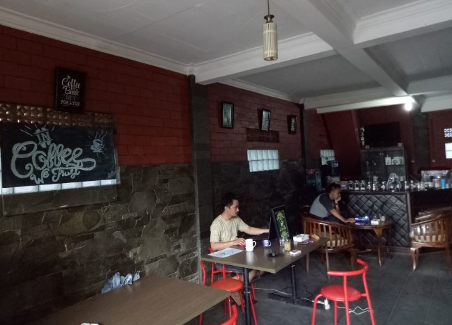Kedai Kopi D'raja Iwan Fg, 1. Kedai Kopi Biji, 2. Teens Cafe, 3. Barrade Koffie, 4. Flamboyant Kopi Areng, 5. Jandela Kopi, 6. Belrumm Coffee, 7. Warung Cikopi, 8. Overtime Coffee, 9. Akum Steak, 10. Kedai Berry and Billiard, 11. D Cof Cafe (Tutup), 12. Cokro Bubble &amp; Mie Jeko, 13. Kedai Kopi D’raja, 14. Chili and Cheer Cafe (Tutup), 15. Dapur Cep Bobby, 16. Satir, 17. Djoeanda 265 Coffee &amp; Kitchen, 18. Kopi Jati, 19. Kedai Viral Ciamis, 20. Lebih Dari Coffee, 21. D Cof Cafe (Tutup), 22. Sitdownkopi, 23. Shottime coffee, 24. Selaras Outdoor Cafe Ciamis, 25. Rumah Buni Cafe &amp; Resto, 26. Albaik, 27. Parkir Café D’Puncer, 28. DOM Coffee Ciamis, 29. Taya Coffee, 30. Partha Coffee and Kitchen (Tutup), 31. Happen Coffee and Kitchen (Tutup), 32. Namles Coffee and Bread (Tutup), 33. Kopi Darat (Tutup), 34. Karib Coffee, 35. Kopi Janji Jiwa, 36. Alun-alun Ciamis, 37. WDcaffe, 38. Kedai Harmoni