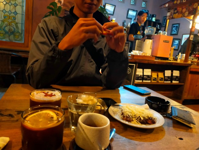 Kedai KopiApik yayan zidan, 1. Marlina Kopi, 2. Laloma Cafe, 3. Humble Coffee, 4. Djasmine Coffee, 5. Kedai Artha (Tutup), 6. Oak’s Cafe &amp; Resto (Tutup), 7. Cafe Noni, 8. Kedai KopiApik, 9. Cafe Waroeng Dialogue (Tutup), 10. Kedai Kopi RoaKrak, 11. Cafe Talulla (Tutup), 12. Woza Majalengka (Tutup), 13. Ngopi Bung Majalengka, 14. TROPIS – Warung TKP Majalengka, 15. Bengkel Kopi De’brework, 16. Double_d Cafe, 17. Taman Raharja, 18. Saneskape, 19. Cafekopi, 20. Kedai Baraya Cigasong, 21. Resto Cafe 99, 22. Ambet Kasih Coffee, 23. Tigadelapan Majalengka, 24. La Reina Cafe, 25. Kedai KopiApik, 26. Simfoni Coffee Taste and Place, 27. Ben’s Coffee and Space, 28. JS Cafe and Restaurant
