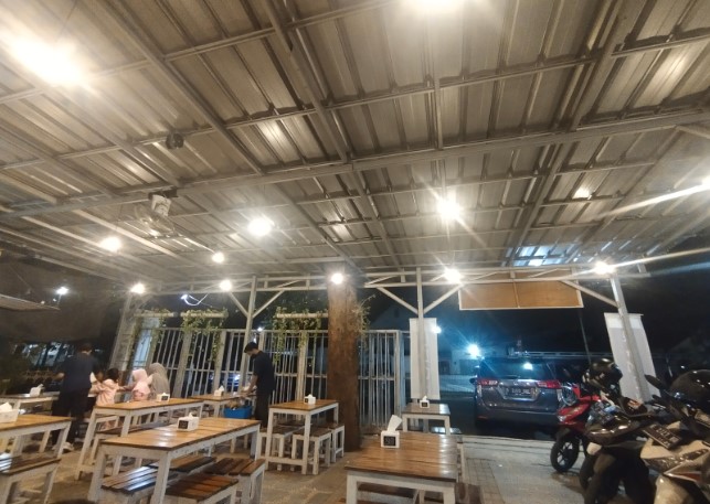 Kedai Tenggo Papah Mamah, 1. Meetime Eatery, 2. Lynne’s Coffee & Kitchen, 3. Robby Coffee and Tea, 4. My Story Cafe, Bistro & Social House, 5. Olive Bistro (Cafe & Resto), 6. Terajeh Coffee and Steak House, 7. Famouz Cafe, 8. Baraja Coffee, 9. Markas Cafe, 10. Garasi Cafe, 11. MooCow Fresh Milk, 12. D’Forty Resto and Cafe, 13. DelVente Cafe (Tutup), 14. Dessert Garden, 15. Paddi Cafe & Bistro, 16. Kopi Montong, 17. Strawberry Delight, 18. EatBoss Cirebon, 19. Lambada Cafe, 20. Sabandina Koffie, 21. Kedai Putu, 22. Little Black Coffee and Tea, 23. Kedai Tenggo, 24. Kopi Manao, 25. Tremor Coffee Cirebon (Tutup), 26. PAPER & SIP, 27. Sky Cafe by Cordela Hotel, 28. Wkwk Cafe (Cafe), 29. Tempat Makan bus Garuda Mas, 30. Rumah Makan Sri Jaya, 31. Pringsewu Palikanci Resto, 32. Rumah Mantan