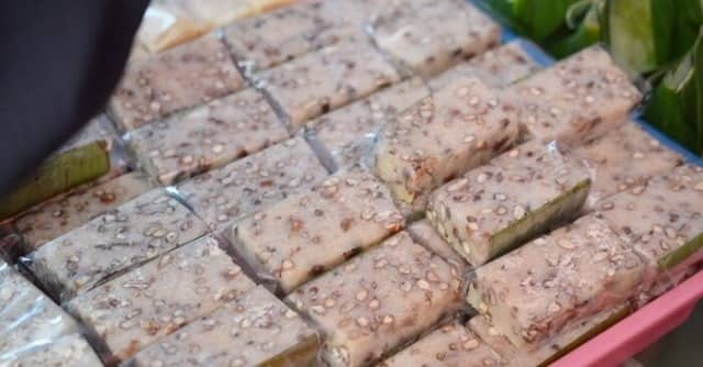 Ketan Gudig via Temanggungkuliner.blogspot.com, 1. Ndas Borok khas Temanggung, 2. Sego Gono, 3. Sego Urap, 4. Iwak Kali Laras Soropadan, 5. Balung Kuwuk, 6. Mendut, 7. Brongkos Kikil, 8. Tiwul khas Temanggung, 9. Buntil, 10. Bajingan, 11. Ketan Gudig, 12. Entho Cothot, 13. Empis Empis Tahu Tempe, 14. Lento, 15. Jadah, 16. Gesing, 17. Tempong, 18. Corobikang, 19. Perkedel Kimpul, 20. Bubur Saren, 21. Jali, 22. Kipo, 23. Wedang Ronde Wasis, 24. Nasi Goreng Tembakau, 25. Kupat Tahu Batoar, 26. Pisang Aroma