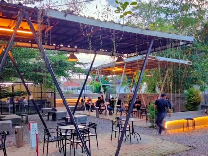 Kiara Coffee Muhamad Syukur, 1. Cafe Kebon Cau, 2. Foyu Coffee and Gelato, 3. Kingkong Coffee &amp; Eatery, 4. Zhieva Coffee, 5. KopiJalu, 6. Bubble Cafe and Gallery, 7. Carios, 8. Sobahollic Cafe, 9. Salawasna Coffee, 10. Kiara Coffee, 11. Hastag Coffee, 12. Kopi Dari Hati, 13. Kedai Adventure, 14. Kedai Kopi Bhumi, 15. Selokosa Coffee and Space, 16. The Groots Coffee Shop, 17. Kedai Kopi Om Bewok, 18. Tatakan Coffee, 19. Kiri Coffee and Eatery, 20. Langit Senja Coffee &amp; Ramen, 21. CRUZ Coffee and Work Space, 22. Lebjar Coffee and Noodle, 23. Fisa Kopi &amp; Gelato, 24. Takaran Coffee Collective, 25. Kopi Jelita, 26. Bukit Waruwangi, 27. Ginger Garden Cafe, 28. Gama Food Center, 29. Koeno Terminal Point, 30. Pondok Tiara, 31. Burger Ciceri, 33. Ngemil Cafe and Resto, 34. Rumah Kopi Serang, 35. Monster Cheese Pizza, 36. Umakite, 37. Padepokan Kopi, 38. Taman Kopi Serang