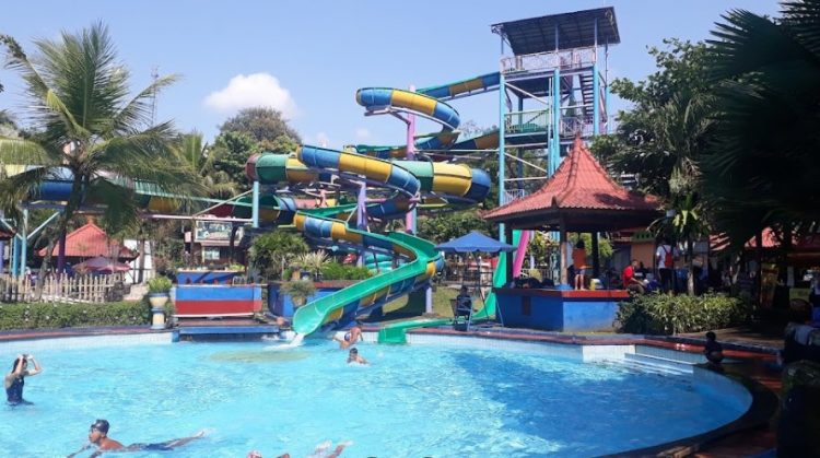 Kolam Ombak Owabong sheno Js, 1. Mulyani Garden & Swimming Pool, 2. Kolam Renang Tirto Asri Walik, 3. Purbasari Pancuran Mas, 4. Kolam Ombak Owabong, 5. Kolam Renang Sawah Ijo, 6. Pancuran Ciblon, 7. Kolam Air Panas dan Terapi Ikan Owabong, 8. Lembah Pleset, 9. Dita Pelangi, 10. Kolam Renang FIK 2 Desa Langgar, 11. Kolam renang Serayu, 12. Kolam Renang Sanggaluri Park, 13. Kolam Renang Anak “Tebon”, 14. Kolam Renang Desa Lamuk, 15. Kolam Renang Karina Dewi