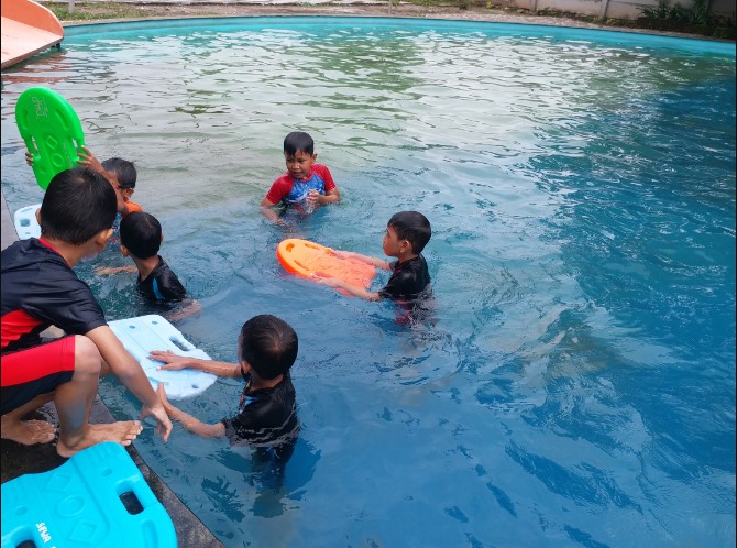 Kolam Renang BRD Pekalongan Dreams Big Park Bagas TV, 1. Kolam Renang Banyubiru, 2. Kolam Renanģ Bulaksari, 3. Dupan Water Park, 4. Kolam Renang BRD Pekalongan Dreams Big Park, 5. Kolam Renang Binali, 6. Kolam Renang Prima Graha Karanganyar, 7. Telaga Al Kautsar, 8. Kolam Renang Kedung Ketjeh, 9. Kolam Renang Kulu Asri, 10. Kolam Renang Bandar EcoPark, 11. Kolam Renang Tirta Arum, 12. Kolam Renang Grabyag Tirta Asri (GTA), 13. Anisa Water Park, 14. Kolam Renang, Terapi Ikan, dan RM. Kebon Jeruk, 15. Kolam Renang TIRTA GALIH, 16. Kolam Renang Langkap