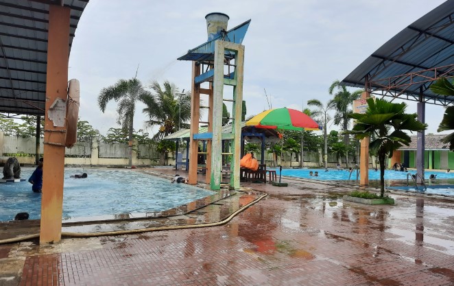 Kolam Renang Bening Nadi Taher, 1. Widuri Water Park Pemalang, 2. Zatobay Waterboom , 3. Bening Waterboom, 4. Kolam Renang Moga Indah, 5. Agrowisata CSPT Comal Baru, 6. Kolam Renang Panorama, 7. Kolam Renang Feoty, 8. GJ KEBANGGAN, 9. KOLAM RENANG KELUARGA ACIPA GONDANG, 10. Kolam Renang SERUNI, 11. WISATA MATA AIR GETEK, 12. Kolam Renang Wiloci Karangsari, 13. Pemandian Moga Situs Arca Ganesha, 14. Gatra Kencana Bojongnangka, 15. Olympic Swimming Pool Widuri, 16. Kolam Renang Bantarbolang Foresta