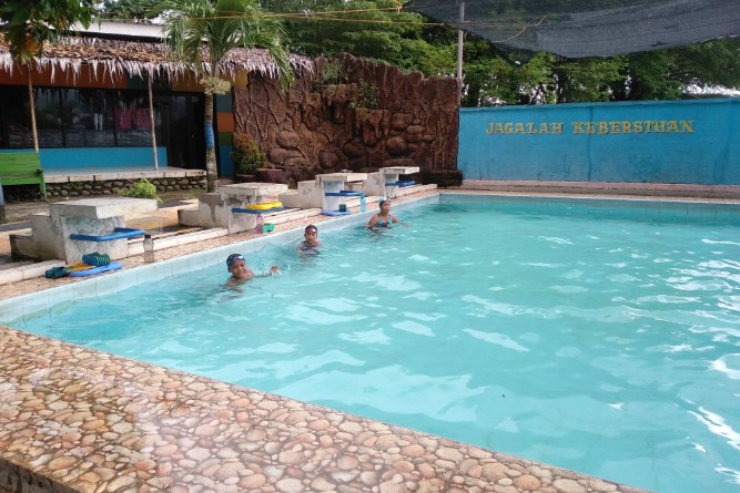 Kolam Renang Grabyag Tirta Asri (GTA) Mas Waeng, 1. Kolam Renang Banyubiru, 2. Kolam Renanģ Bulaksari, 3. Dupan Water Park, 4. Kolam Renang BRD Pekalongan Dreams Big Park, 5. Kolam Renang Binali, 6. Kolam Renang Prima Graha Karanganyar, 7. Telaga Al Kautsar, 8. Kolam Renang Kedung Ketjeh, 9. Kolam Renang Kulu Asri, 10. Kolam Renang Bandar EcoPark, 11. Kolam Renang Tirta Arum, 12. Kolam Renang Grabyag Tirta Asri (GTA), 13. Anisa Water Park, 14. Kolam Renang, Terapi Ikan, dan RM. Kebon Jeruk, 15. Kolam Renang TIRTA GALIH, 16. Kolam Renang Langkap