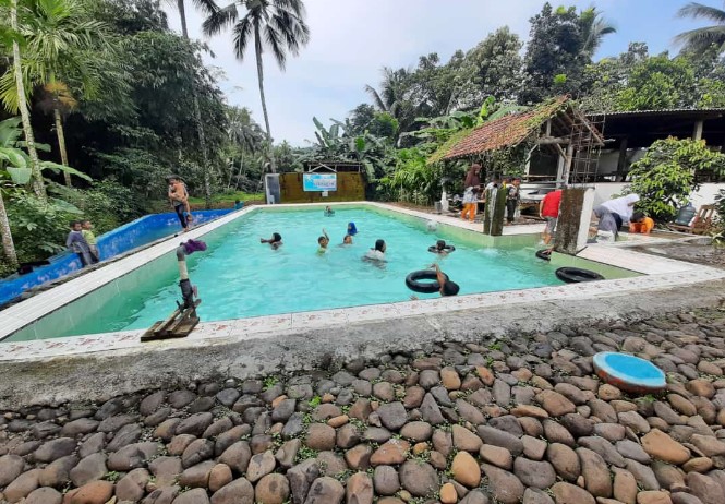 Kolam Renang Karina Dewi Dewi Rahmawati, 1. Mulyani Garden & Swimming Pool, 2. Kolam Renang Tirto Asri Walik, 3. Purbasari Pancuran Mas, 4. Kolam Ombak Owabong, 5. Kolam Renang Sawah Ijo, 6. Pancuran Ciblon, 7. Kolam Air Panas dan Terapi Ikan Owabong, 8. Lembah Pleset, 9. Dita Pelangi, 10. Kolam Renang FIK 2 Desa Langgar, 11. Kolam renang Serayu, 12. Kolam Renang Sanggaluri Park, 13. Kolam Renang Anak “Tebon”, 14. Kolam Renang Desa Lamuk, 15. Kolam Renang Karina Dewi