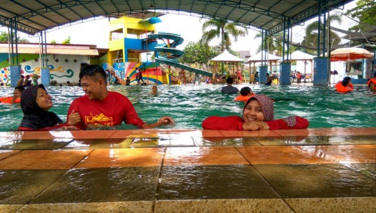 Kolam Renang Langkap Dwiyanto Arjun, 1. Kolam Renang Banyubiru, 2. Kolam Renanģ Bulaksari, 3. Dupan Water Park, 4. Kolam Renang BRD Pekalongan Dreams Big Park, 5. Kolam Renang Binali, 6. Kolam Renang Prima Graha Karanganyar, 7. Telaga Al Kautsar, 8. Kolam Renang Kedung Ketjeh, 9. Kolam Renang Kulu Asri, 10. Kolam Renang Bandar EcoPark, 11. Kolam Renang Tirta Arum, 12. Kolam Renang Grabyag Tirta Asri (GTA), 13. Anisa Water Park, 14. Kolam Renang, Terapi Ikan, dan RM. Kebon Jeruk, 15. Kolam Renang TIRTA GALIH, 16. Kolam Renang Langkap