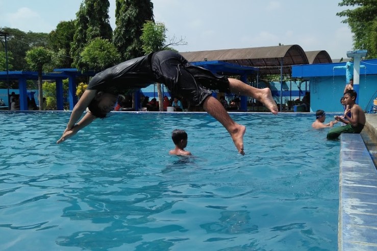 Kolam Renang Sawah Ijo, 1. Mulyani Garden & Swimming Pool, 2. Kolam Renang Tirto Asri Walik, 3. Purbasari Pancuran Mas, 4. Kolam Ombak Owabong, 5. Kolam Renang Sawah Ijo, 6. Pancuran Ciblon, 7. Kolam Air Panas dan Terapi Ikan Owabong, 8. Lembah Pleset, 9. Dita Pelangi, 10. Kolam Renang FIK 2 Desa Langgar, 11. Kolam renang Serayu, 12. Kolam Renang Sanggaluri Park, 13. Kolam Renang Anak “Tebon”, 14. Kolam Renang Desa Lamuk, 15. Kolam Renang Karina Dewi