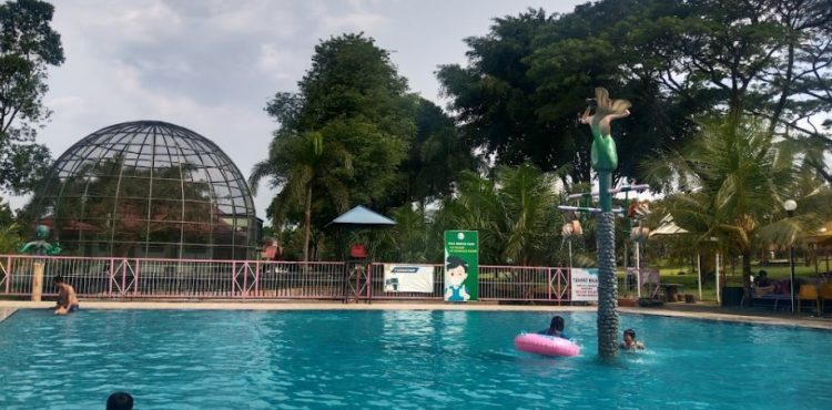 Kolam Renang Sanggaluri Park Mr. Sumarsono, 1. Mulyani Garden & Swimming Pool, 2. Kolam Renang Tirto Asri Walik, 3. Purbasari Pancuran Mas, 4. Kolam Ombak Owabong, 5. Kolam Renang Sawah Ijo, 6. Pancuran Ciblon, 7. Kolam Air Panas dan Terapi Ikan Owabong, 8. Lembah Pleset, 9. Dita Pelangi, 10. Kolam Renang FIK 2 Desa Langgar, 11. Kolam renang Serayu, 12. Kolam Renang Sanggaluri Park, 13. Kolam Renang Anak “Tebon”, 14. Kolam Renang Desa Lamuk, 15. Kolam Renang Karina Dewi