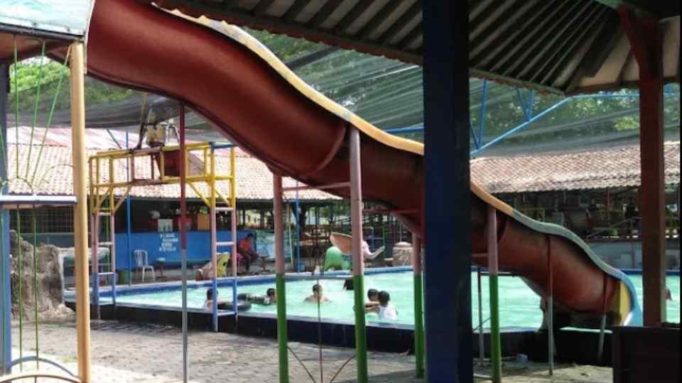 Kolam Renang Prima Graha Karanganyar Puput Megantoro, 1. Kolam Renang Banyubiru, 2. Kolam Renanģ Bulaksari, 3. Dupan Water Park, 4. Kolam Renang BRD Pekalongan Dreams Big Park, 5. Kolam Renang Binali, 6. Kolam Renang Prima Graha Karanganyar, 7. Telaga Al Kautsar, 8. Kolam Renang Kedung Ketjeh, 9. Kolam Renang Kulu Asri, 10. Kolam Renang Bandar EcoPark, 11. Kolam Renang Tirta Arum, 12. Kolam Renang Grabyag Tirta Asri (GTA), 13. Anisa Water Park, 14. Kolam Renang, Terapi Ikan, dan RM. Kebon Jeruk, 15. Kolam Renang TIRTA GALIH, 16. Kolam Renang Langkap
